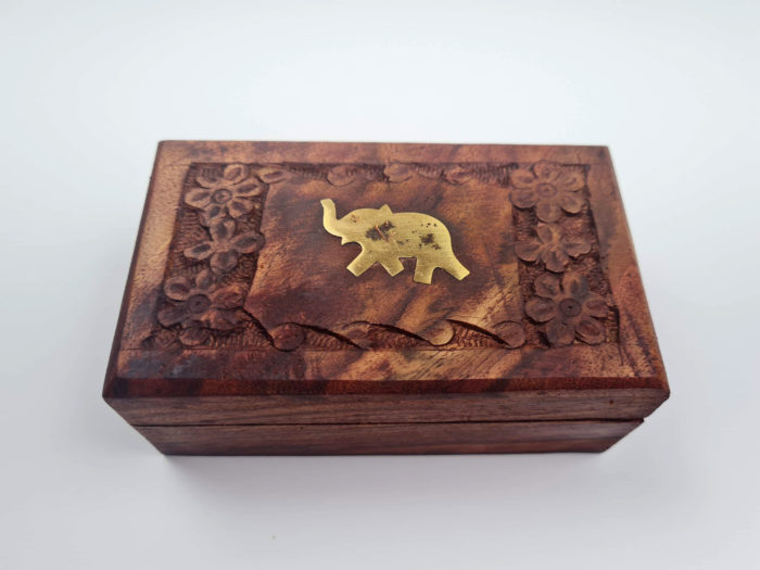 caixa indiana de madeira com detalhe de elefante em bronze