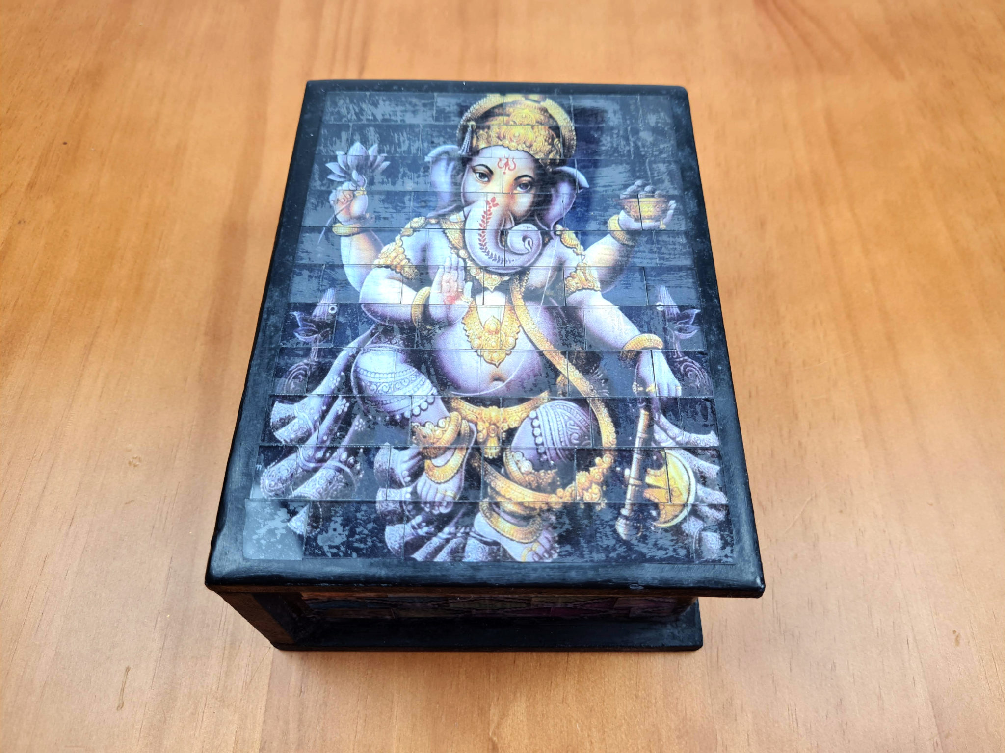 caixa decorativa de Ganesha em mosaico com vidros 19cm