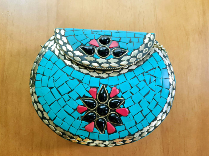 Bolsa indiana rígida de metal com mosaico de pedras naturais turquesa e coral