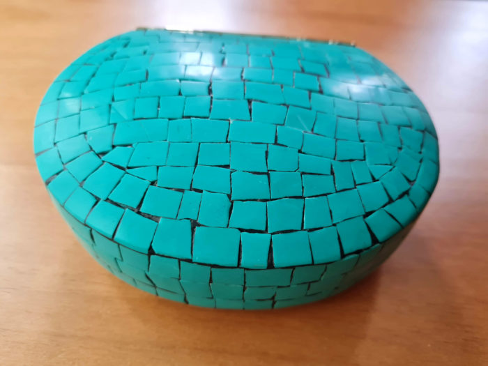 Bolsa indiana rígida de metal com mosaico de pedras naturais turquesa e coral