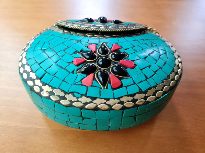 Bolsa indiana rígida de metal com mosaico de pedras naturais turquesa e coral