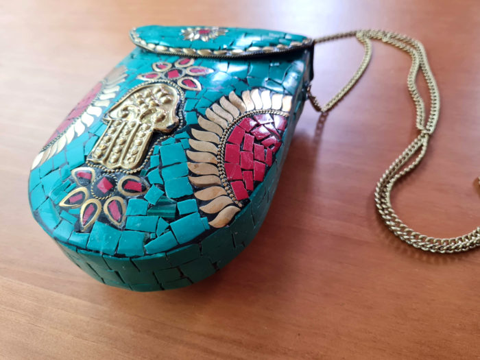 Bolsa indiana rígida de metal com mosaico de pedras naturais estampa Hamsá