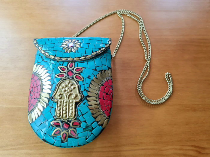 Bolsa indiana rígida de metal com mosaico de pedras naturais estampa Hamsá