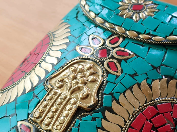 Bolsa indiana rígida de metal com mosaico de pedras naturais estampa Hamsá