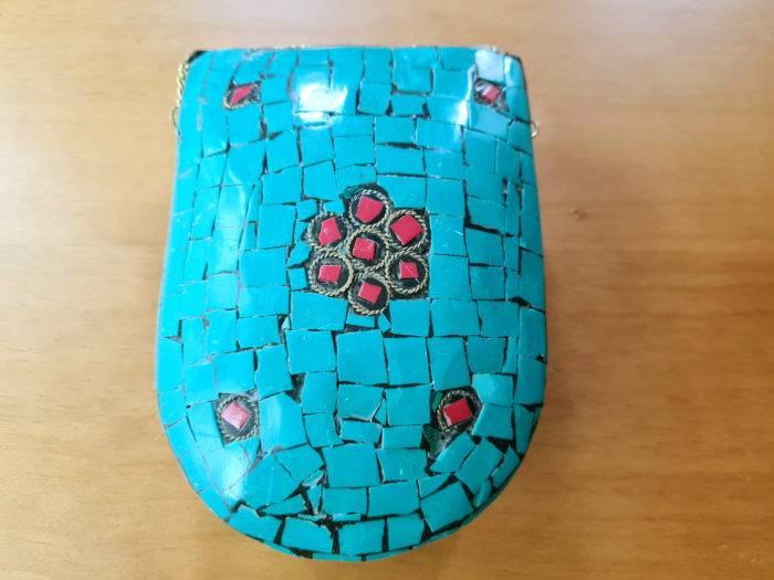 Bolsa indiana rígida de metal com mosaico de pedras naturais estampa Hamsá