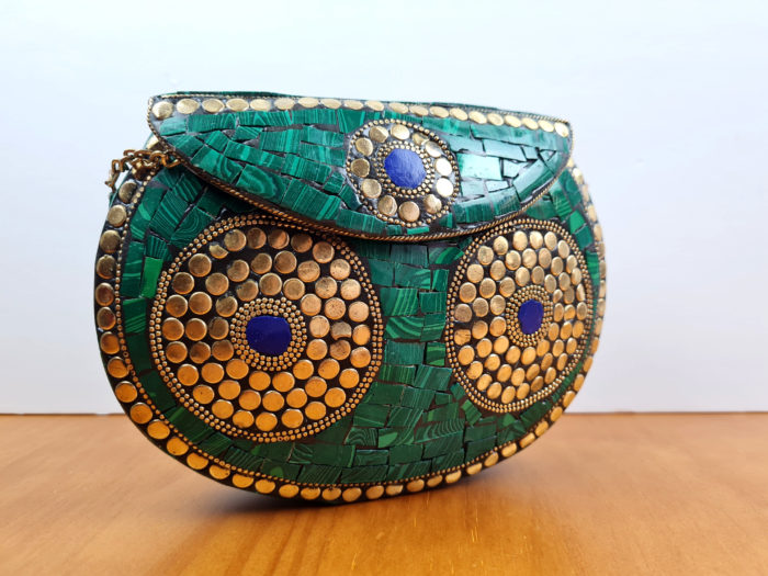 bolsa de metal mosaico de pedras verde e dourada