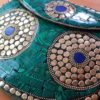 Bolsa indiana rígida de metal com mosaico de pedras naturais Malaquita e Lázuli