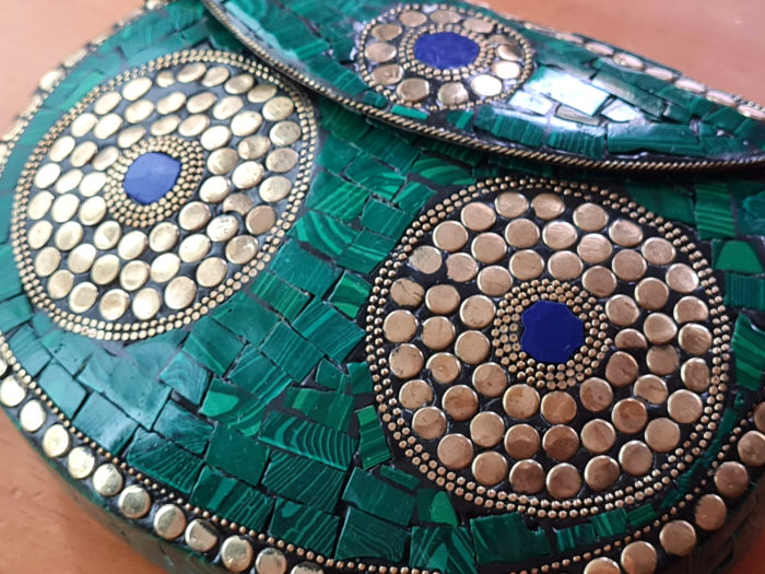 Bolsa indiana rígida de metal com mosaico de pedras naturais Malaquita e Lázuli