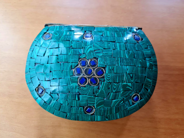 Bolsa indiana rígida de metal com mosaico de pedras naturais Malaquita e Lázuli
