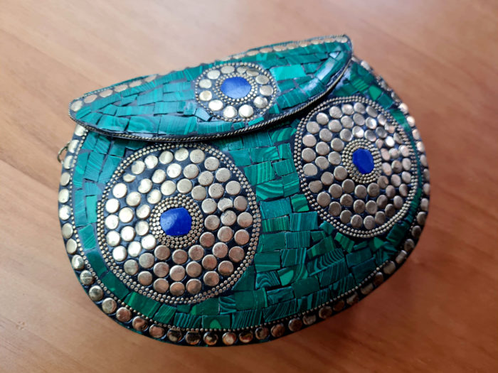 Bolsa indiana rígida de metal com mosaico de pedras naturais Malaquita e Lázuli