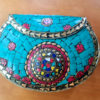 Bolsa indiana rígida de metal com mosaico de pedras naturais turquesa e color