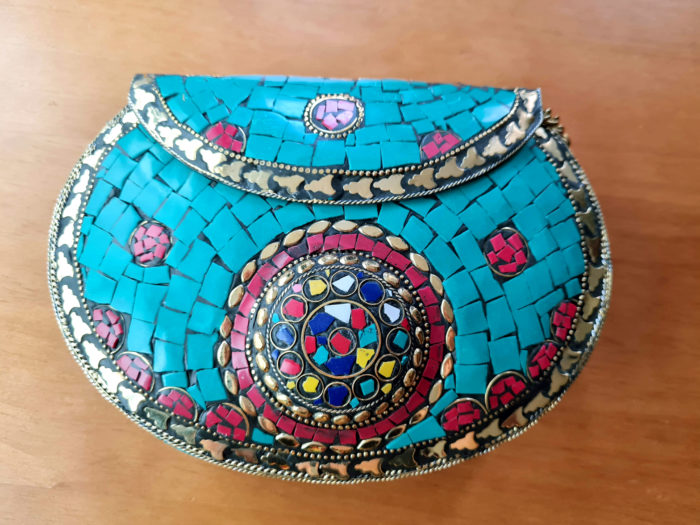 Bolsa indiana rígida de metal com mosaico de pedras naturais turquesa e color