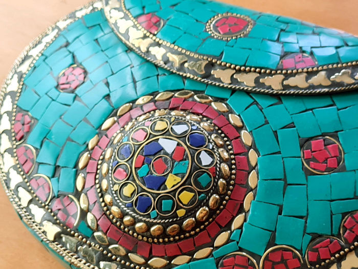 Bolsa indiana rígida de metal com mosaico de pedras naturais turquesa e color