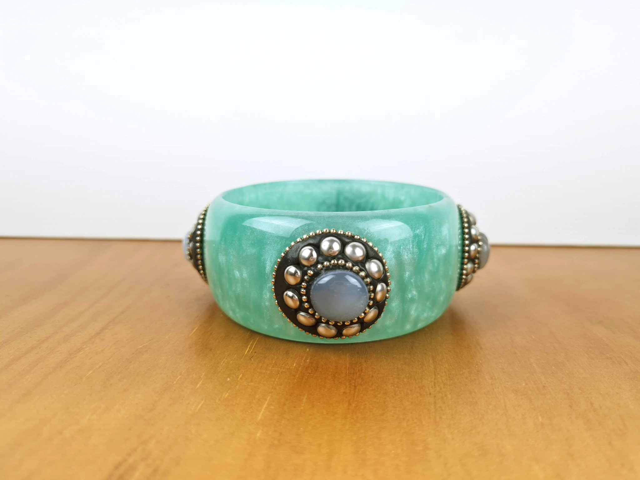 bracelete indiano de resina verde menta com pedrarias e metal