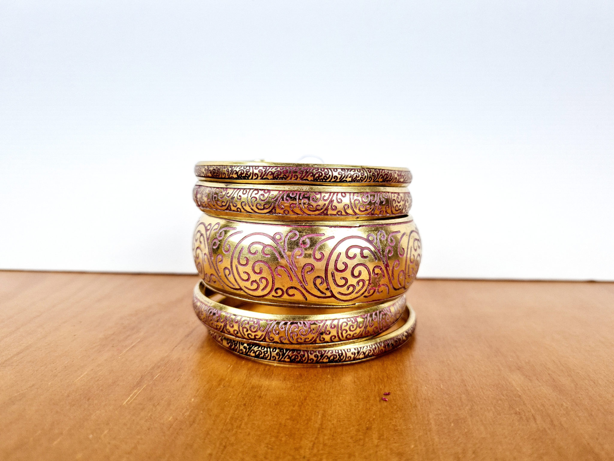 conjunto de pulseiras indianas de metal com pinturas texturizadas