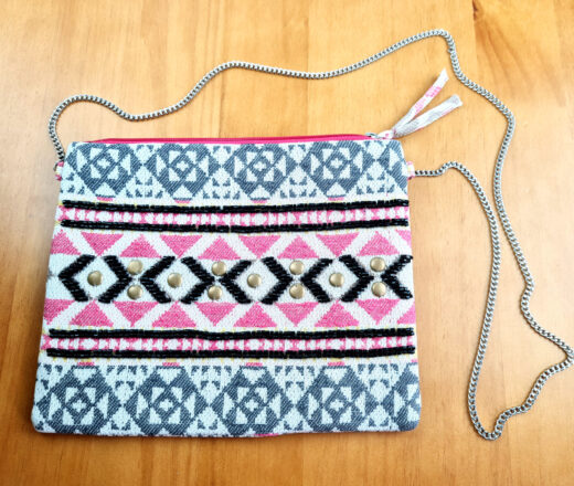 bolsa indiana estampa etnica, bordada com alça prateada