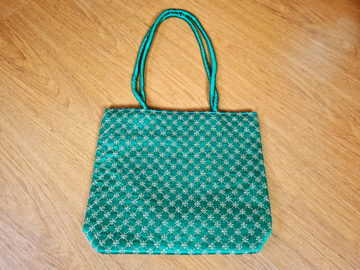 bolsa indiana de tecido verde bandeira com bordados dourados