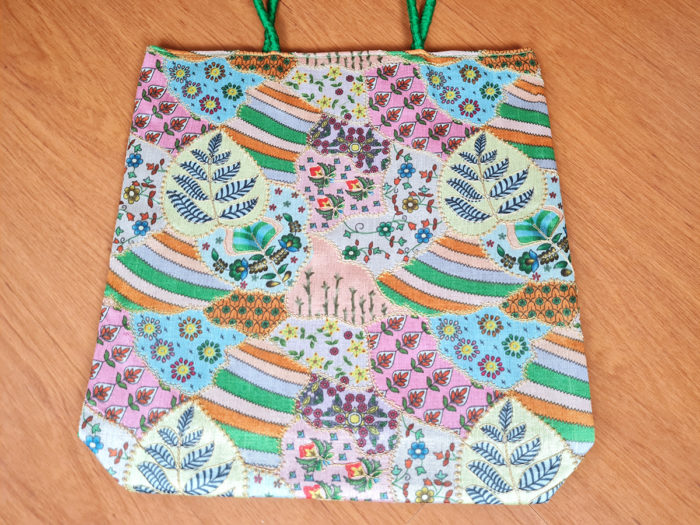 Bolsa indiana de tecido com estampa de natureza verde e color