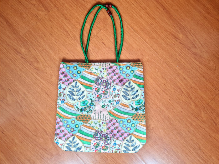 Bolsa indiana de tecido com estampa de natureza verde e color