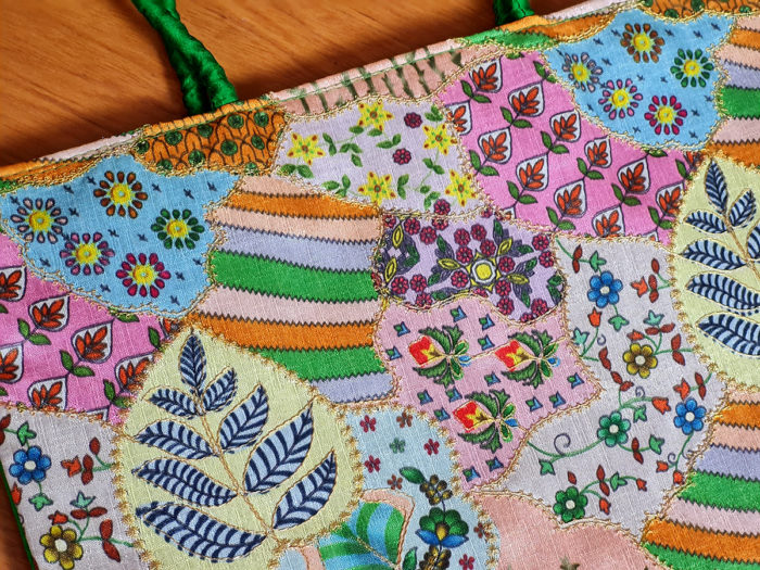 Bolsa indiana de tecido com estampa de natureza verde e color