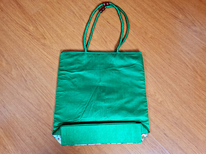 Bolsa indiana de tecido com estampa de natureza verde e color