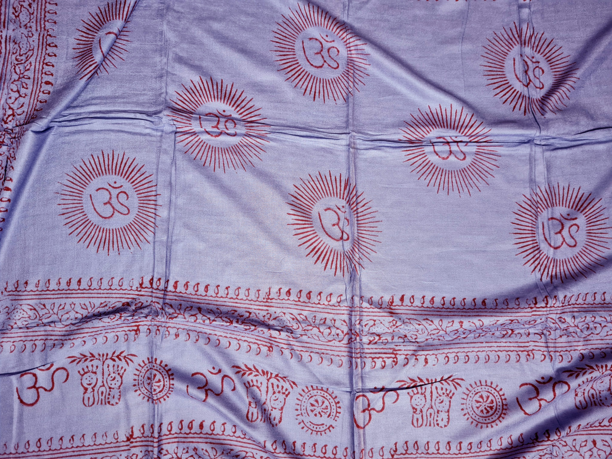 chadar de oração com símbolos do Om e mantras viscose azul lilás