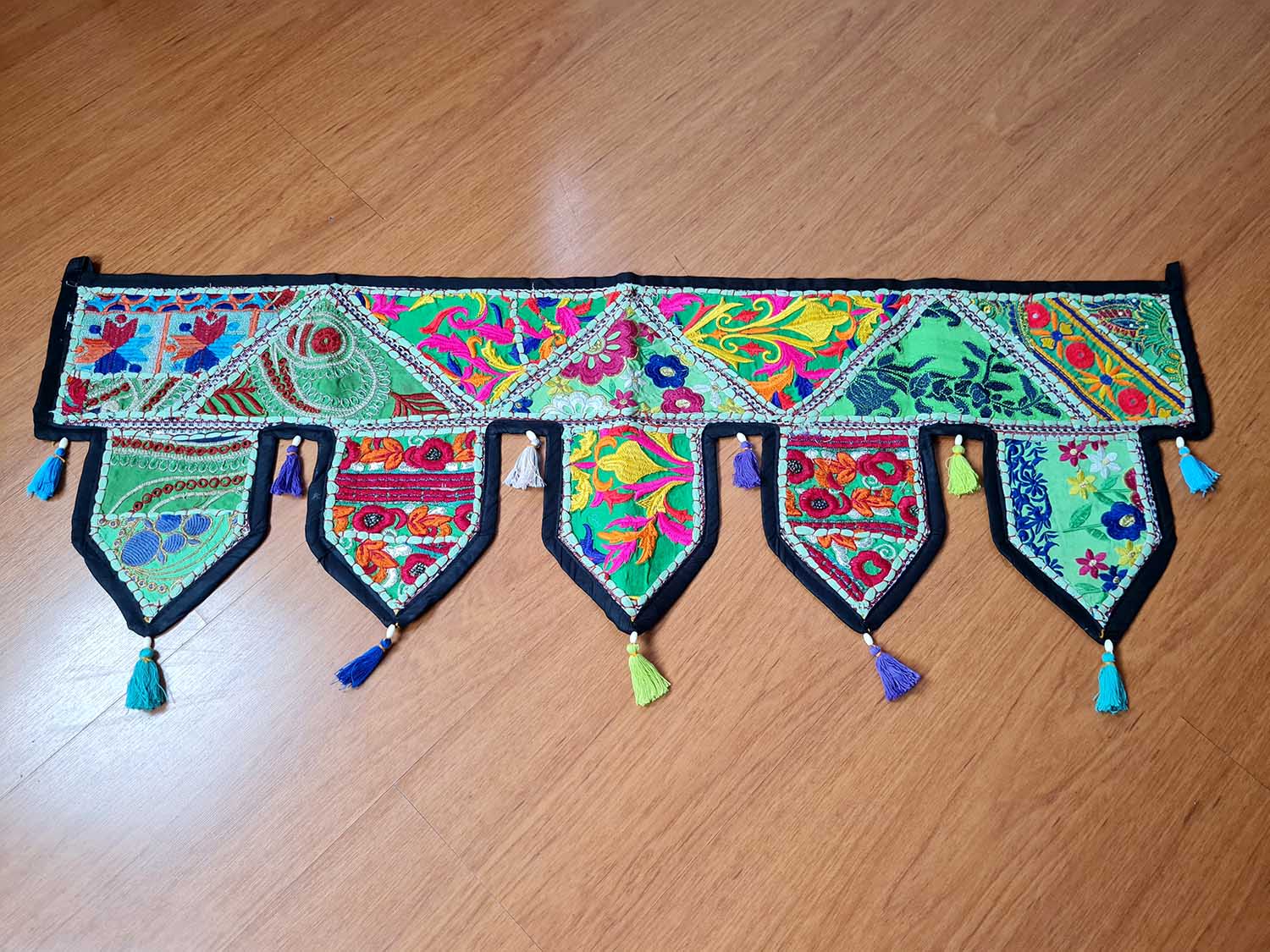 bandô de porta indiano bordado verde e colorido