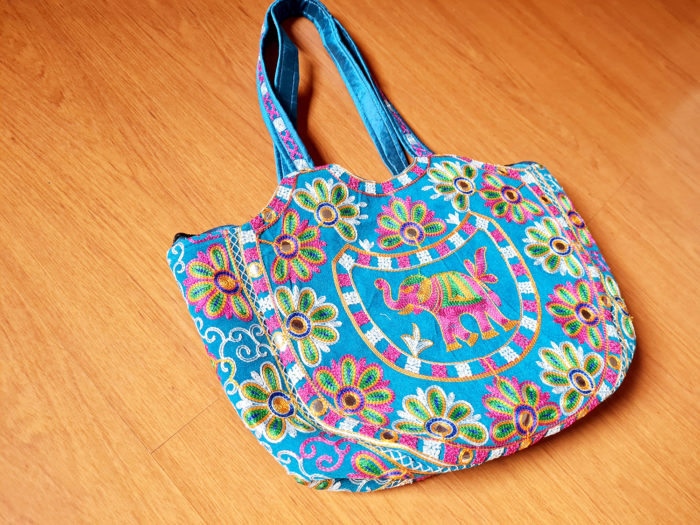 Bolsa indiana maxi de tecido com estampa de elefante e florais Azul