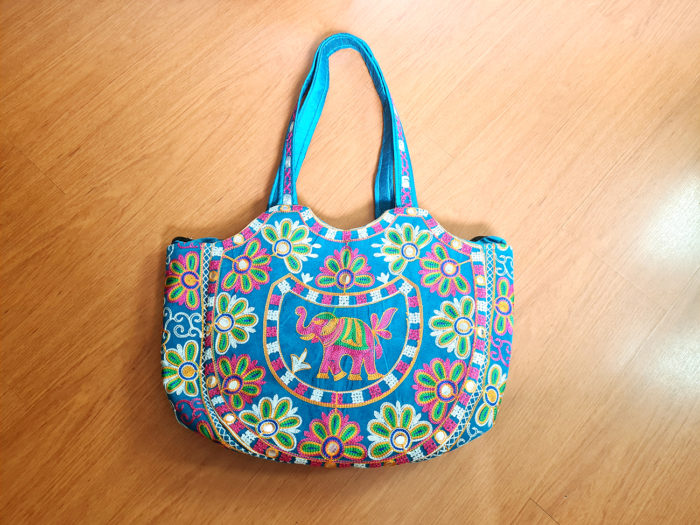 bolsa indiana estruturada, bordados de elefantes e florais azul