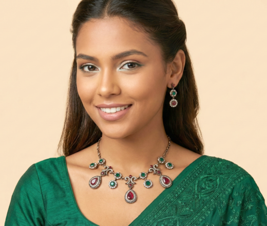 Conjunto de colar e brincos indianos para festa verde e vinho