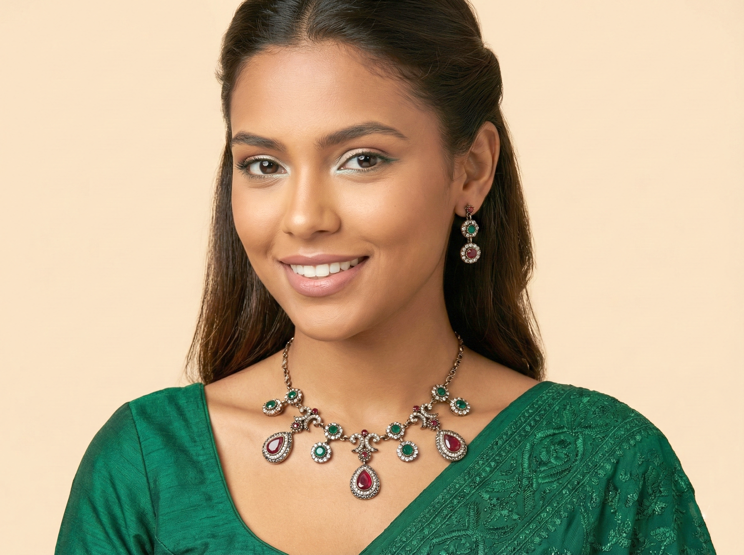 Conjunto de colar e brincos indianos para festa verde e vinho