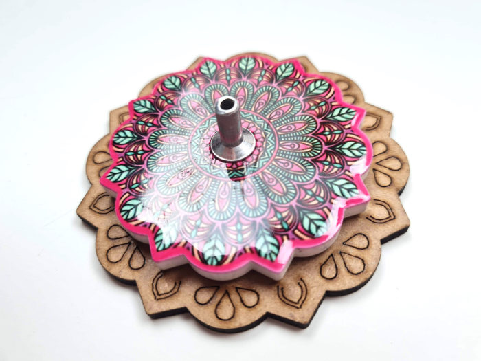 Incensário indiano redondo em madeira com mandala rosa e coloridos