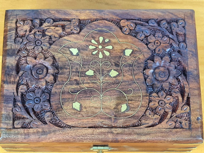 Caixa indiana de madeira com florais em bronze 18cm