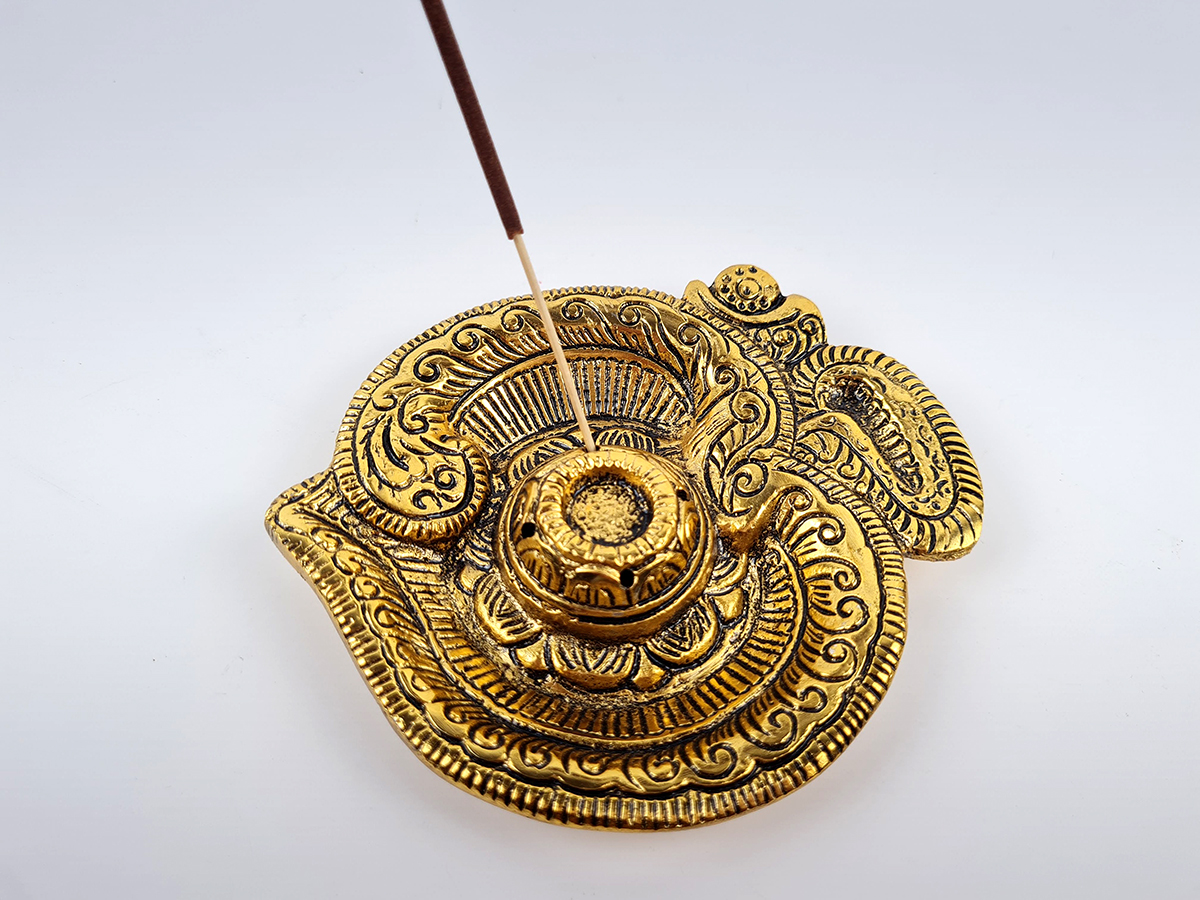 porta incensos de OM, dourado, todo trabalhado no metal, opção de usar 4 furos