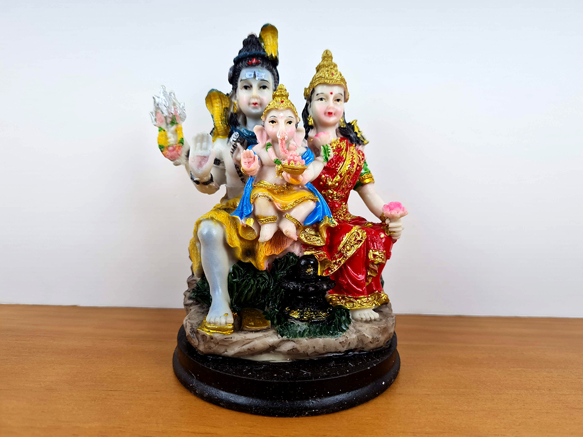 estátua de Shiva e sua família (Parvati, Ganesha e Kartikeya)