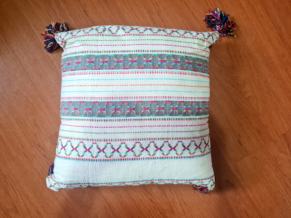 almofada de algodão com tassel, cru e rosa estampa etnica 40cm