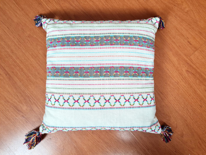 Almofada Boho Chic de algodão com acabamento em tassel