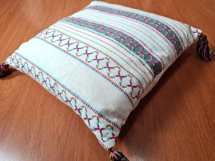 Almofada Balinesa de algodão bordada rosa e color com tassel nas pontas 40cm