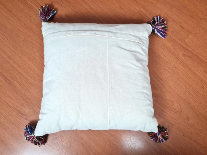 Almofada Balinesa de algodão bordada rosa e color com tassel nas pontas 40cm