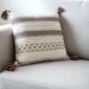 Almofada Balinesa de algodão bordada rosa e color com tassel nas pontas 40cm