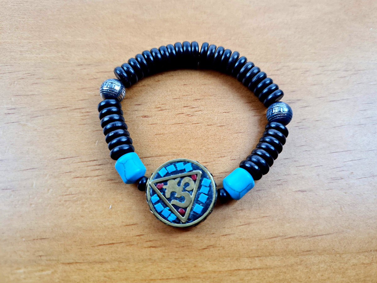 pulseira indiana madeira preta com símbolo do OM e pedrinhas naturais