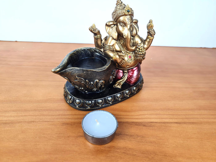 Estátua de Deus Ganesha sentado com vela para iluminar 14cm