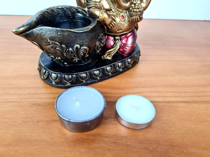 Estátua de Deus Ganesha sentado com vela para iluminar 14cm
