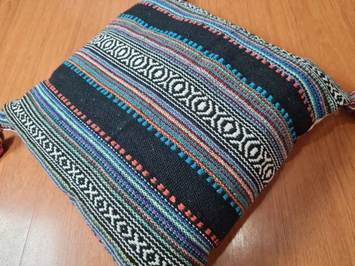 Almofada algodão design étnico color com tassel nas pontas 40cm