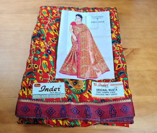 saree de seda indiano vermelho com paisleys