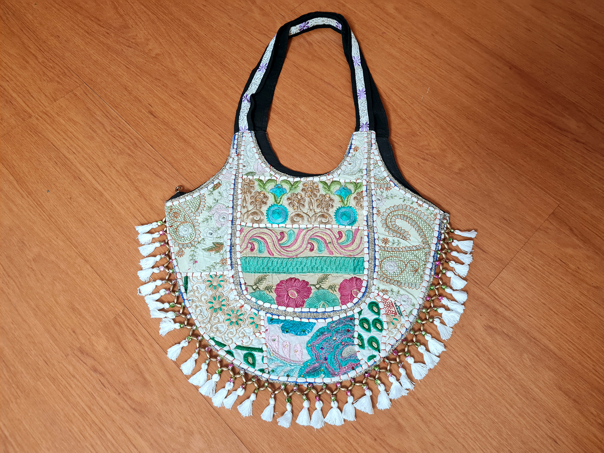 bolsa indiana bordada com franjas