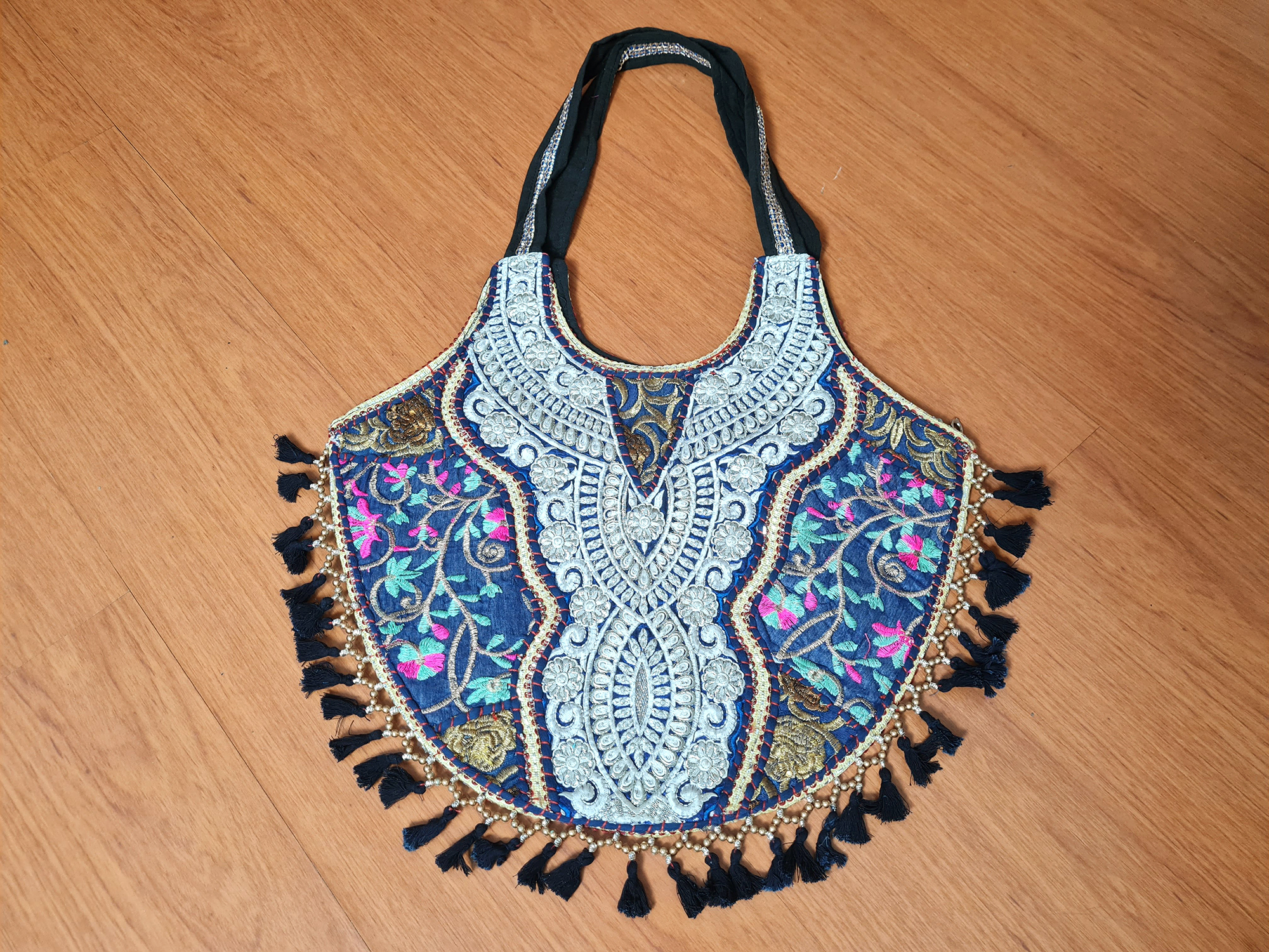 bolsa indiana bordada com tassel azul e color
