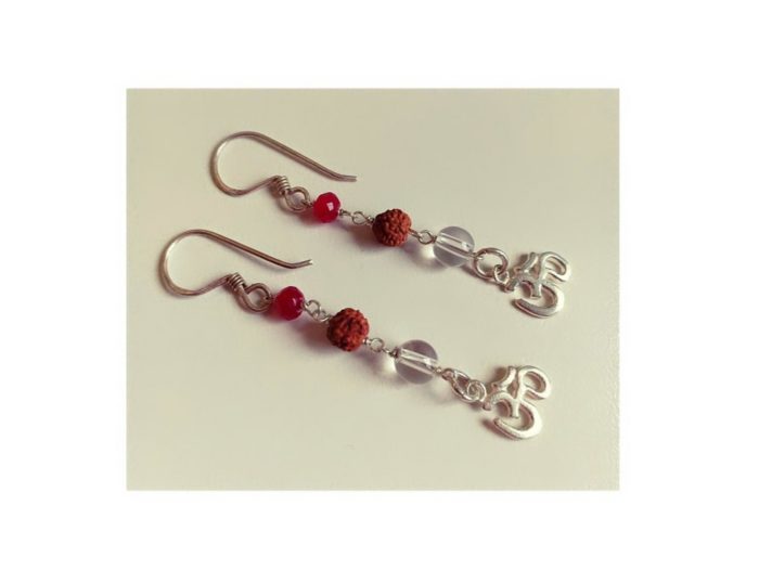 Brincos de rudraksha com rubi e cristal quartzo
