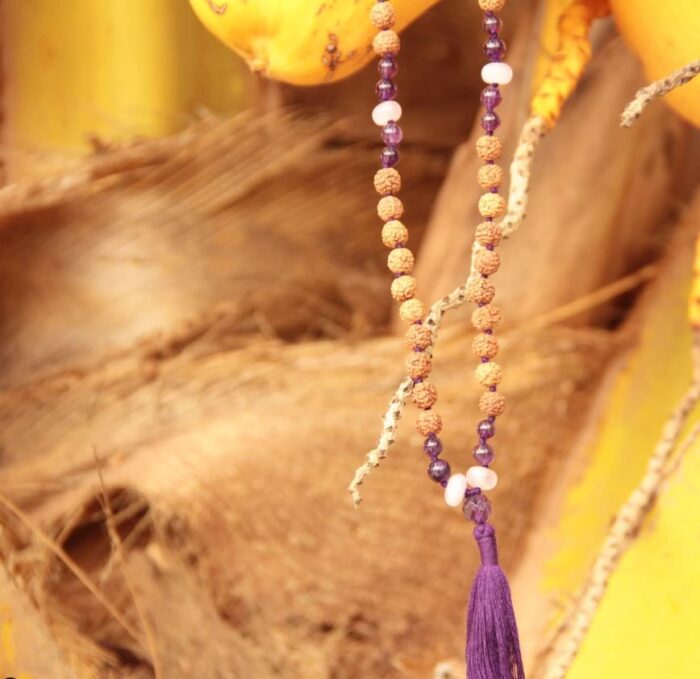 A ametista é uma pedra extremamente poderosa e protetora, com uma vibração altamente espiritual. Tem um forte poder de cura e purificação, além de aguçar a percepção espiritual. Ela combate vícios e bloqueios de todos os tipos.