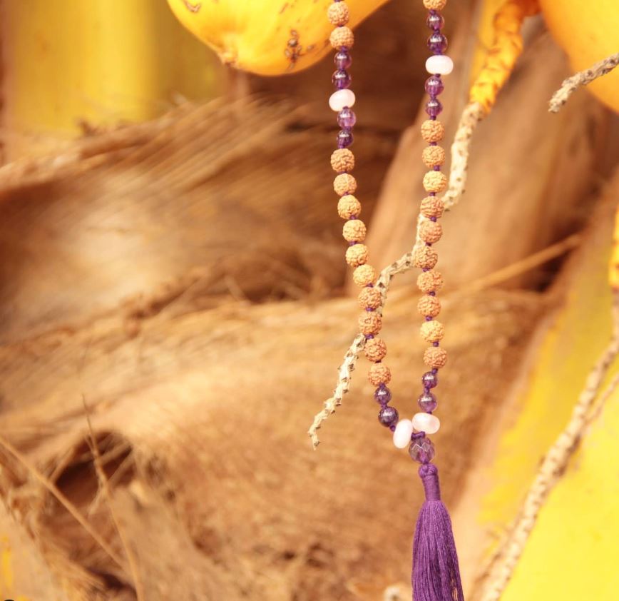 A ametista é uma pedra extremamente poderosa e protetora, com uma vibração altamente espiritual. Tem um forte poder de cura e purificação, além de aguçar a percepção espiritual. Ela combate vícios e bloqueios de todos os tipos.